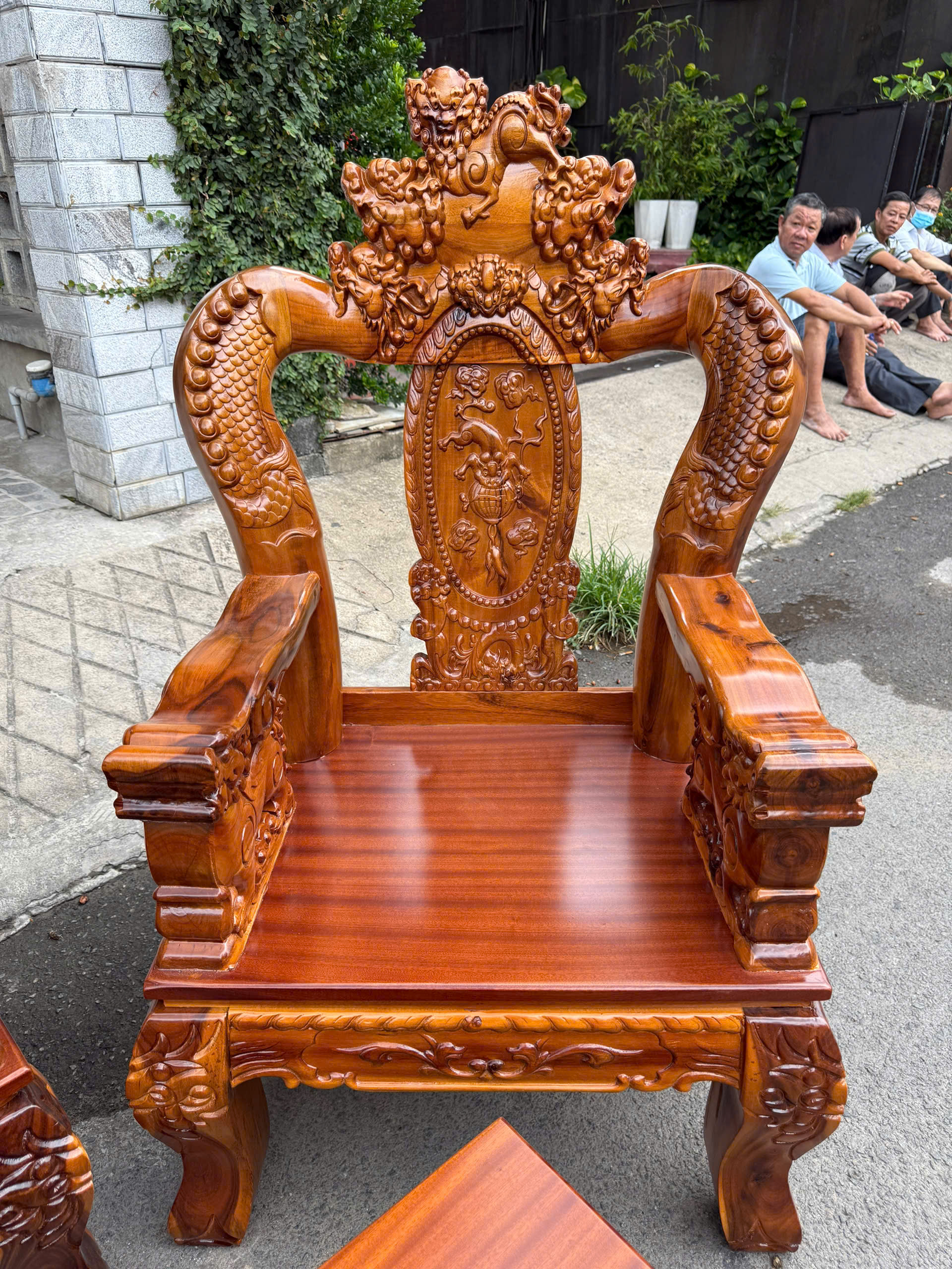 ban-ghe-phong-khach-cham-rong